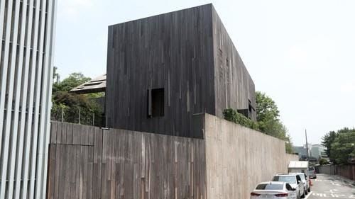 이건희 삼성전자 회장이 소유한 서울 한남동 주택의 공시가격이 전국에서 가장 많이 오른 것으로 나타났다. 사진은 이건희 회장이 소유한 이태원 단독주택 전경.<연합뉴스>